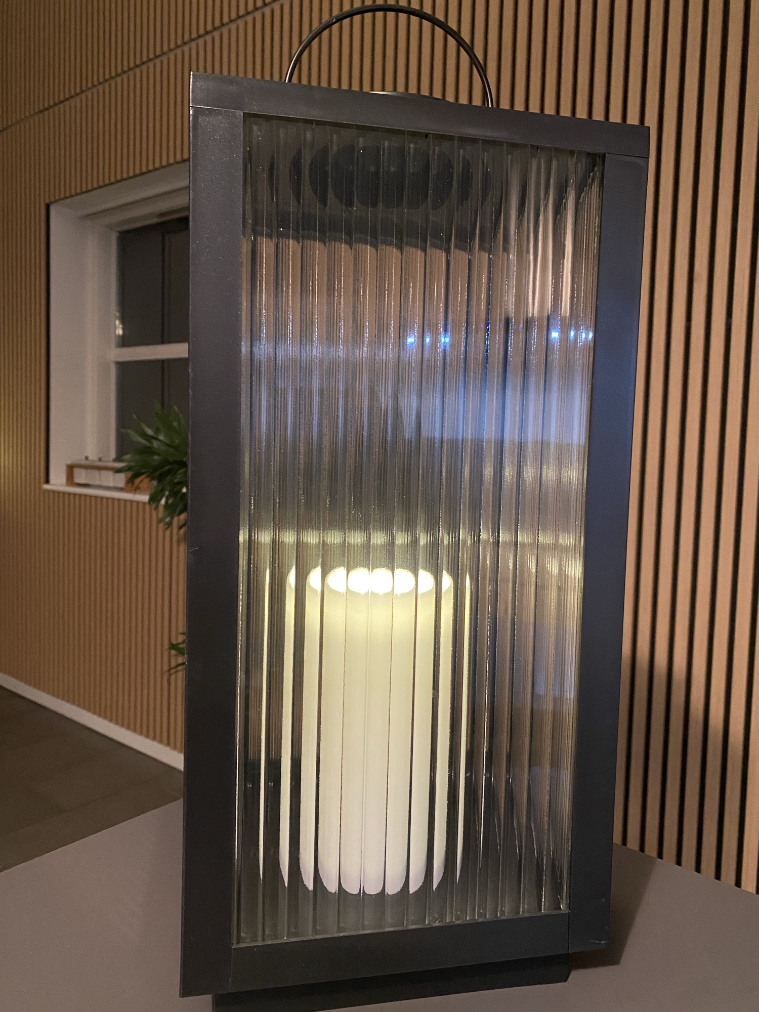 Stor LED Lanterne med riflet glas